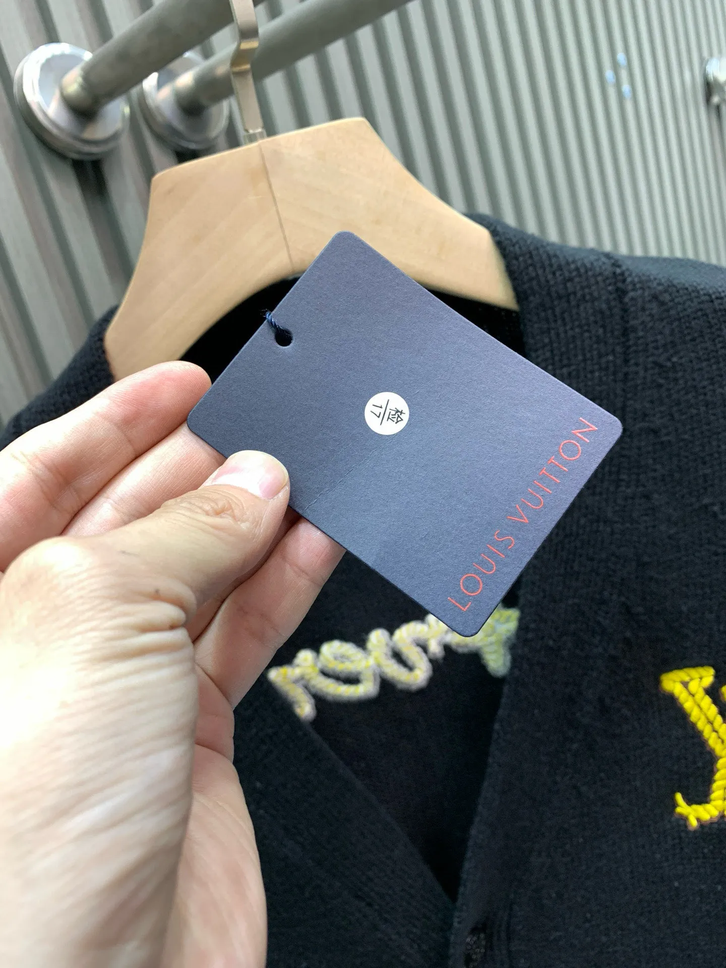 🅿️420 🀄️ Louis Vuitton 1*v25 new autumn and winter new knitted jacket with large logo on the chest. The yarn is 32-count double-ply yarn. It is composed of 30% wool and 70% cotton. It has the warmth of wool and the comfort of cotton. The color must be dyed. After five times of color adjustment, it is reactive black. The fabric is made by an imported 5-needle Stoll intarsia machine. This still needs to be made by an imported machine for better results. The thread effect is 2×1 thread material with silk processing inside. It is not easy to deform when washed. The embroidery thread is dyed wool thread. It is embroidered by a high-density Tajima machine. The embroidery order is from the outside to the inside layer by layer. The size order direction is completely consistent with zp. The threads on the back of the heart are all hand-knotted. The buttons are made of real horn buttons. The horn texture is natural and appears randomly. It has been used many times in our clothing. The letter logo is laser engraved. It is also consistent with zp after testing many times. Buttons are sewn by hand in the same direction